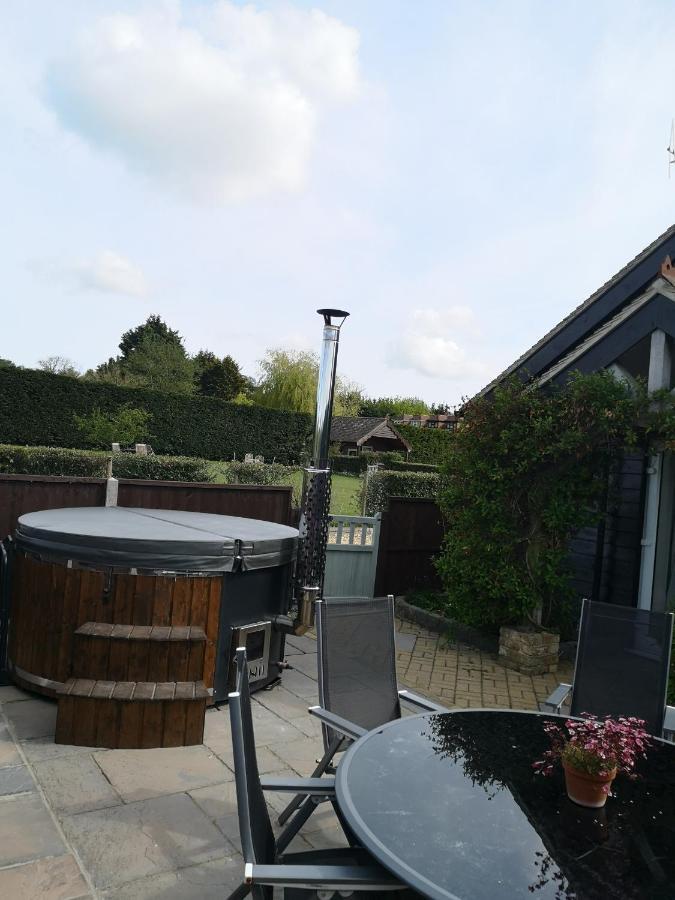 Oak Cottage With Private Log Fired Hot Tub 메이드스톤 외부 사진